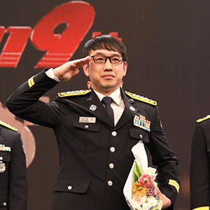 경례를 하고 있는 모습