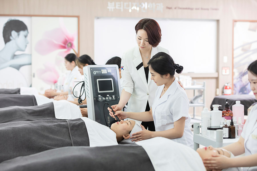 스킨케어 장비를 이용해 실습중인 학생들 모습