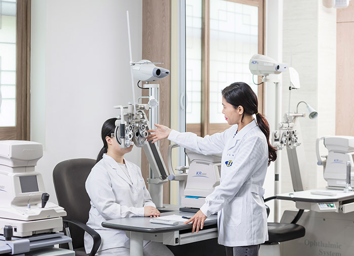 시력을 검사하고 있는 학생 모습