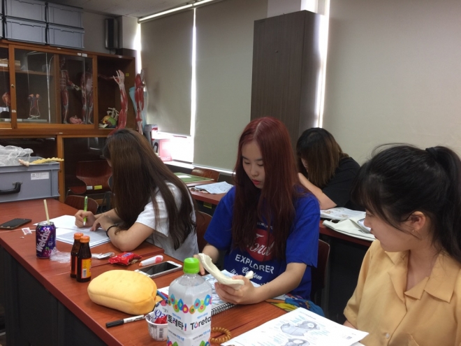 여름방학 중 해부학 공부에 열중하고 있는 1학년 학생들